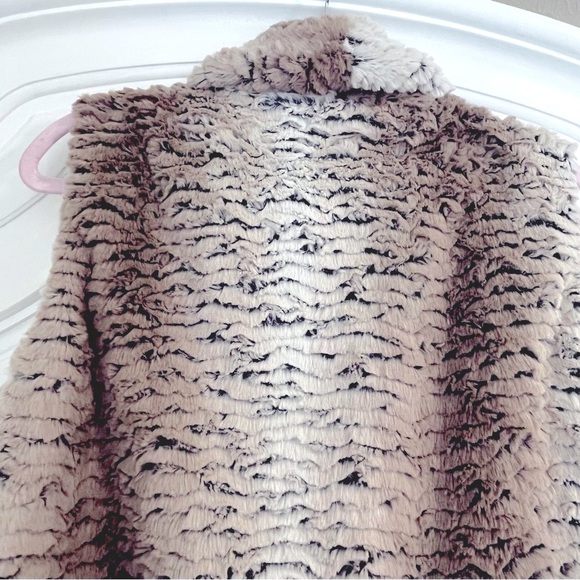 CHARLIE PAIGE WHITE, GREY FAUX FUR VEST | NWOT | NO FLAWS | SIZE SMALL - Picture 3 of 7